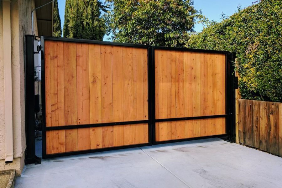 Fence Builder in Bakersfield - Wooden and metal gate